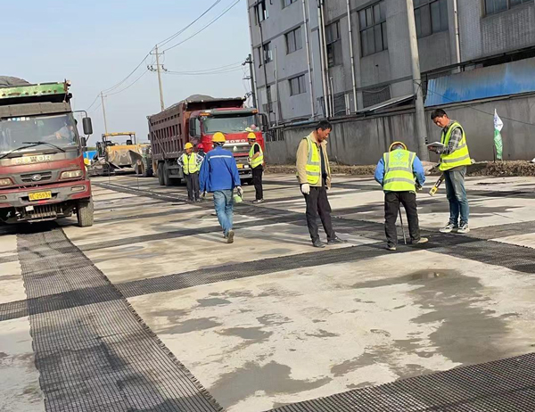 隆化老材料的新故事:玻璃纤维土工格栅如何在‘白改黑’浪潮中重获新生?